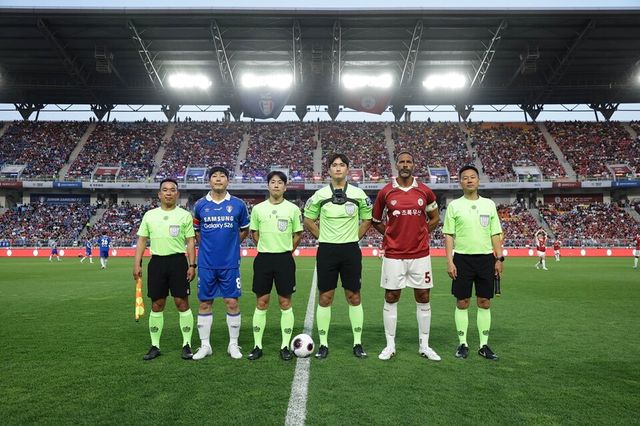 수원 레전드 송종국(왼쪽 2번째)과 OGFC 퍼디낸드(왼쪽 5번째)가 경기 전 기념 촬영하고 있다. /슛포러브 제공