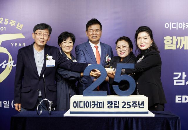 문창기 이디야커피 회장(가운데)과 장기운영점주들이 기념사진을 촬영하고 있다./이디야커피 제공.