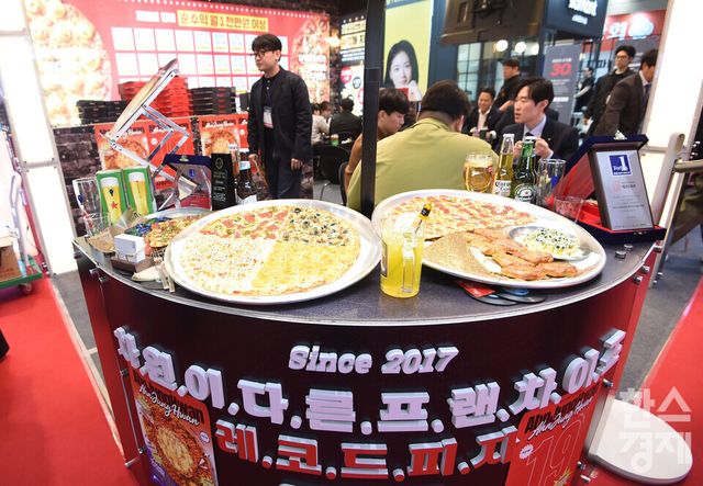 2026 IFS 프랜차이즈 창업·산업 박람회가 2일 서울 강남구 코엑스 C,D홀에서 열린 가운데 방문객들이 레코드피자 부스서 프랜차이즈 상담을 받고 있다./ 이호형 기자 leemario@sporbiz.co.kr 2026.04.02