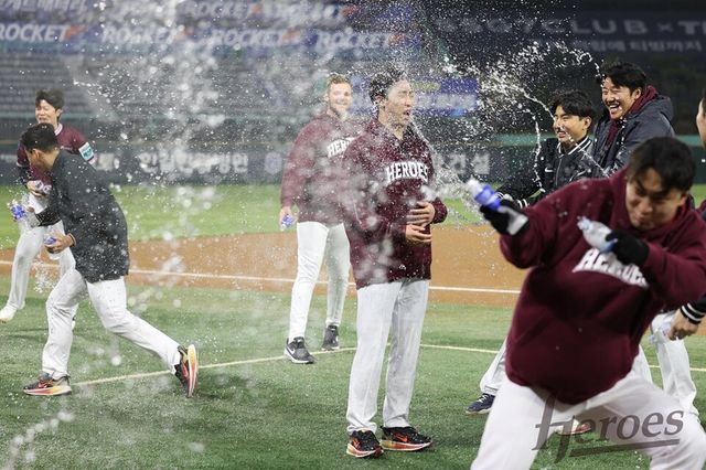 배동현(가운데)이 1일 SSG전 데뷔 첫 선발승을 달성한 후 동료들의 축하를 받고 있다. /키움 히어로즈 제공