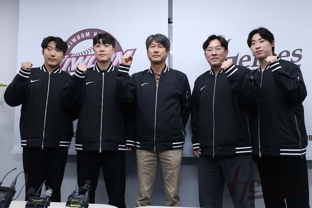 지난해 11월 2차 드래프트에서 키움에 지명된 선수들이 설종진(가운데) 감독과 함께 기념 촬영하고 있다. /키움 히어로즈 제공