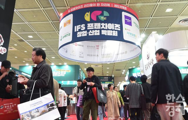 2026 IFS 프랜차이즈 창업·산업 박람회가 2일 서울 강남구 코엑스 C,D홀에서 열린 가운데 방문객들이 다양한 프랜차이즈 부스를 둘러보고 있다./ 이호형 기자 leemario@sporbiz.co.kr 2026.04.02