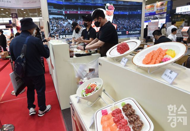 2026 IFS 프랜차이즈 창업·산업 박람회가 2일 서울 강남구 코엑스 C,D홀에서 열린 가운데 방문객들이 육회바른연어 부스서 시식을 하고 있다./ 이호형 기자 leemario@sporbiz.co.kr 2026.04.02