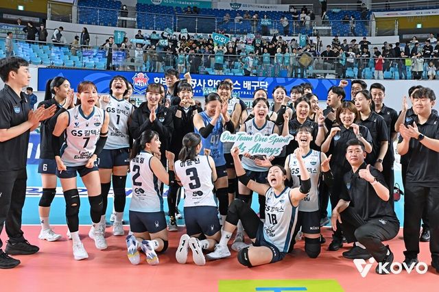 GS칼텍스 선수단이 챔프 1차전 승리 후 기념 촬영하고 있다. /한국배구연맹 제공