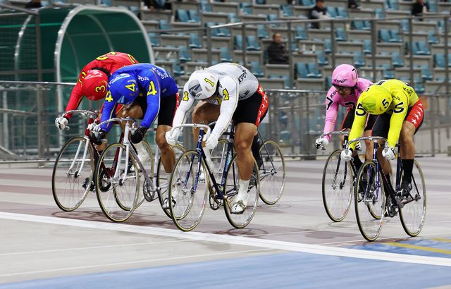 1-1 광명스피돔에서 특선급 선수들이 결승선 앞에서 접전을 벌이고 있다.