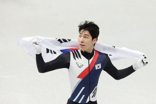 황대헌이 2026 밀라노-코르티나 동계올림픽 쇼트트랙 남자 1500m 결선에서 은메달을 따낸 후 태극기를 두르고 세리머니하고 있다. /연합뉴스