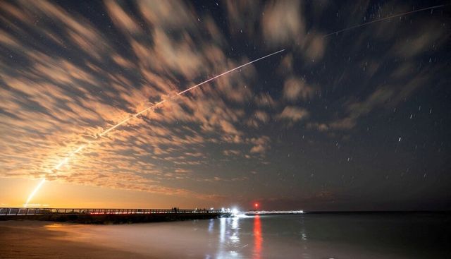 스타링크 위성 쏘아 올린 스페이스X 팰컨9 로켓의 궤적./연합뉴스