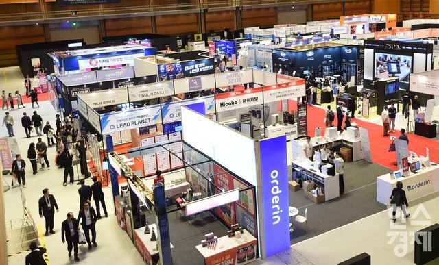 2026 IFS 프랜차이즈 창업·산업 박람회가 2일 서울 강남구 코엑스 C,D홀에서 열린 가운데 방문객들이 다양한 프랜차이즈 부스를 둘러보고 있다./ 이호형 기자 leemario@sporbiz.co.kr 2026.04.02