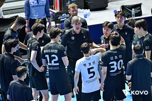 2일 인천 계양체육관에서 열린 진에어 2025-2026 V리그 남자부 챔피언결정 1차전 대한항공과 원정 경기서 세트 스코어 풀세트 접전 끝에 2-3으로 패한 현대캐피탈. /KOVO 제공