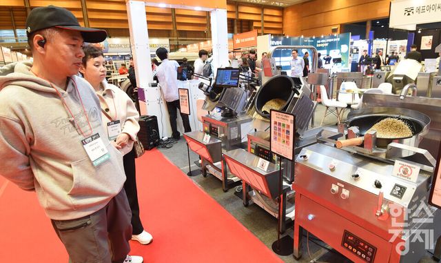 2026 IFS 프랜차이즈 창업·산업 박람회가 2일 서울 강남구 코엑스 C,D홀에서 열린 가운데 방문객들이 경일주방 부스서 시그마 오토 통돌이 기계를 둘러보고 있다./ 이호형 기자 leemario@sporbiz.co.kr 2026.04.02