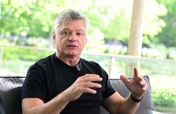 헤난 달 조토 대한항공 신임 감독이 6일(한국 시각) 튀르키예 이스탄불 모처에서 취재진과 만나 인터뷰를 하고 있다. /한국배구연맹 제공