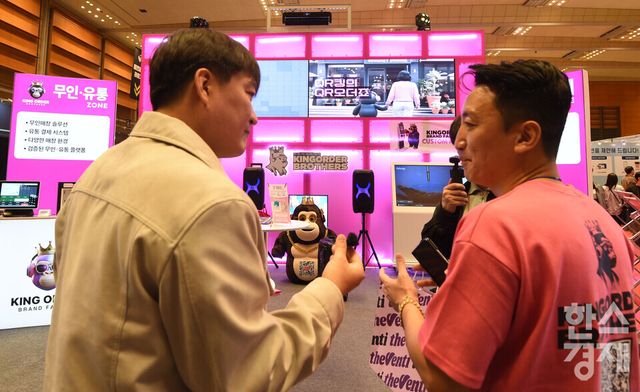 2026 IFS 프랜차이즈 창업·산업 박람회가 2일 서울 강남구 코엑스 C,D홀에서 열린 가운데 킹오더 부스서 관계자가 방문객에게 무인 오더 결제 플랫폼을 설명하고 있다./ 이호형 기자 leemario@sporbiz.co.kr 2026.04.02