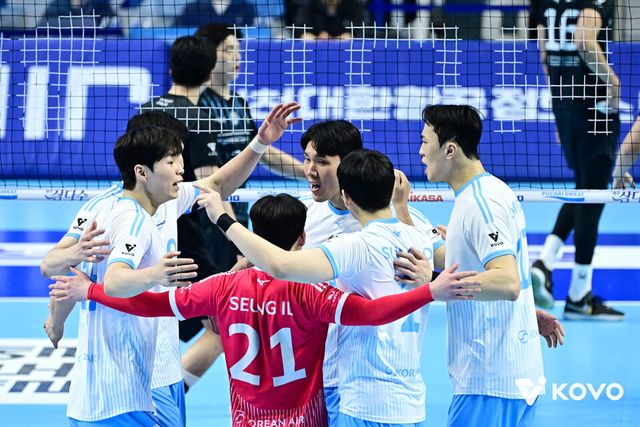 2일 인천 계양체육관에서 열린 진에어 2025-2026 V리그 남자부 챔피언결정 1차전 현대캐피탈과 홈 경기서 세트 스코어 풀세트 접전 끝에 3-2 승리를 거둔 대한항공. /KOVO 제공