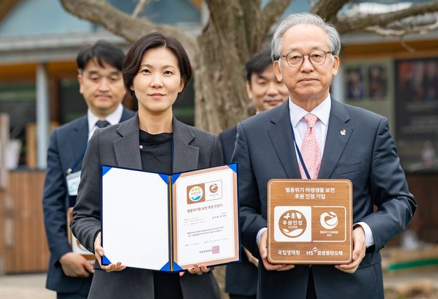 홍수정 HS효성첨단소재 ESG경영팀장(왼쪽), 이창석 국립생태원장(오른쪽)이 기념촬영을 하고 있다./ HS효성