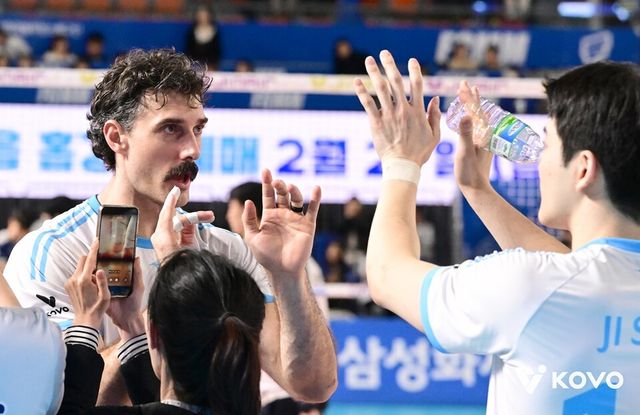 러셀(왼쪽)이 정지석과 하이파이브하고 있다. /한국배구연맹 제공