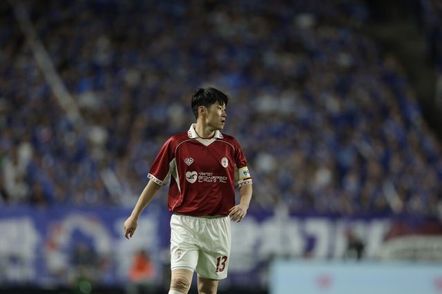 박지성이 OGFC 유니폼을 입고 경기에 뛰고 있다. /슛포러브 제공