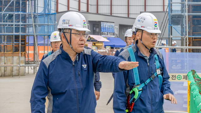 지난 17일 김태진 GS건설 사장(사진 왼쪽)이 아파트 건설현장을 방문해 안전점검하고 있는 사진./GS건설