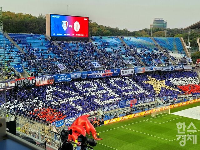 경기 중 수원 서포터들이 '수원의 봄' 카드 섹션을 펼치고 있다. /신희재 기자