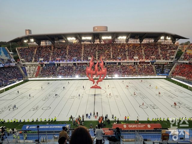 OGFC와 수원 레전드의 경기가 열린 19일 수원월드컵경기장에 흰색 통천의 공책 라인업이 뒤덮여 있다. /신희재 기자&nbsp;