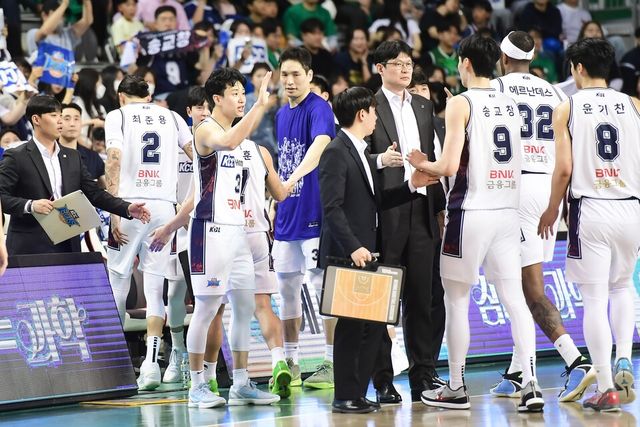 부산 KCC 선수들이 기뻐하고 있다. /KBL 제공