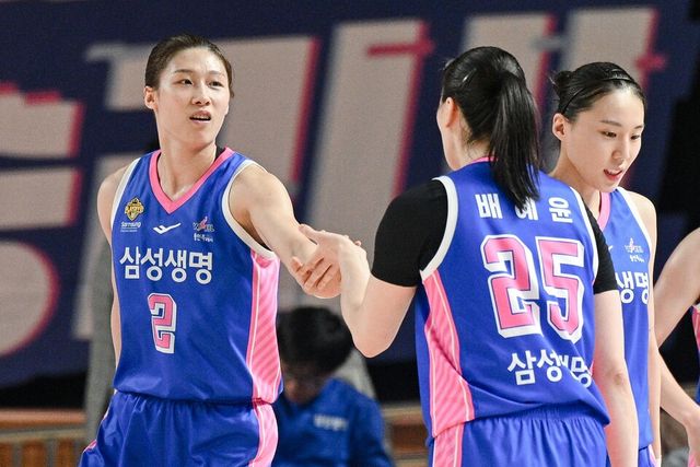 용인 삼성생명의 이해란(왼쪽)과 배혜윤. /WKBL 제공