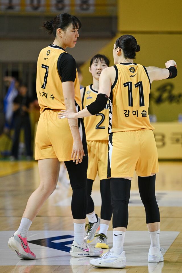 청주 KB의 박지수(왼쪽)와 허예은(가운데), 강이슬이 대화를 나누고 있다. /WKBL 제공