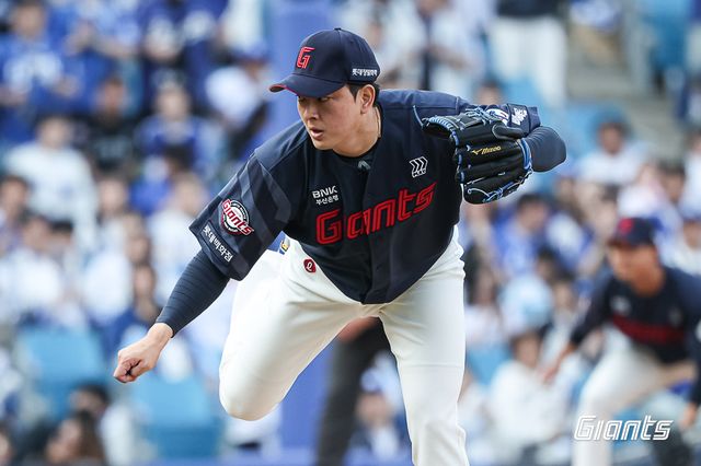 김원중이 역투하고 있다. /롯데 자이언츠 제공
