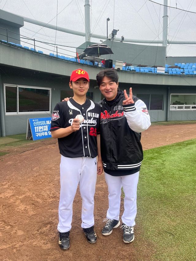 포수 신지후(왼쪽)와 첫 승을 거둔 투수 박성웅이 기념 촬영하고 있다. /울산 웨일즈 제공