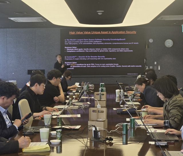 옌 청 블랙덕 APAC 채널 총괄이 21일 기자간담회에서 블랙덕의 AI 코드 보안 전략과 ‘시그널(Signal)’을 소개하고 있다. /전시현 기자