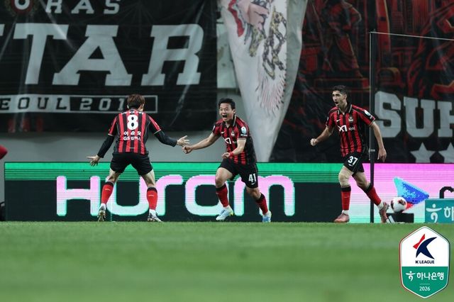 프로축구 K리그1(1부) FC서울 황도윤(가운데). /한국프로축구연맹 제공