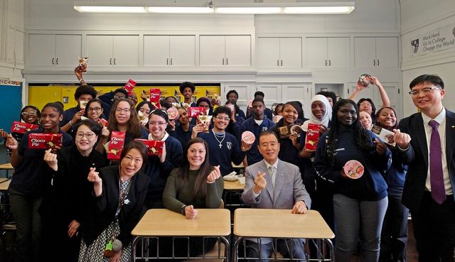데모크라시 프렙차터 고등학교 방문 기념사진. /사진=한국농수산식품유통공사