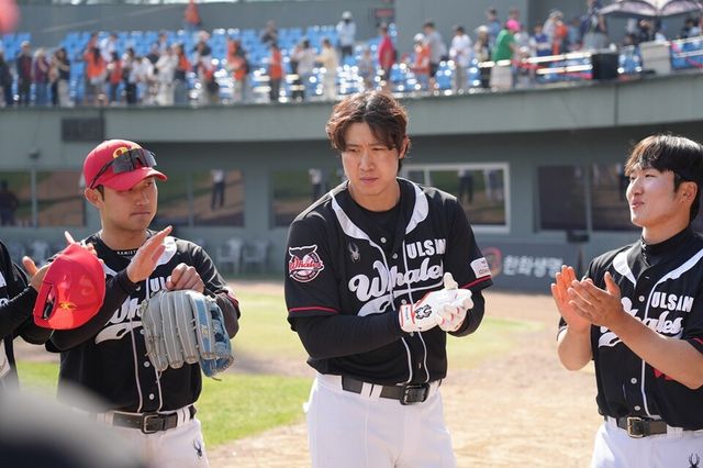 김동엽(가운데). /울산 웨일즈 제공