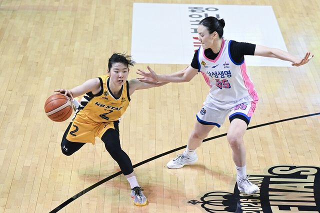 허예은(왼쪽)이 배혜윤 상대로 돌파를 시도하고 있다. /WKBL 제공