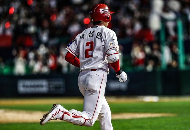 박성한이 14일 두산전 올 시즌 첫 홈런을 기록한 후 베이스를 돌고 있다. /SSG 랜더스 제공