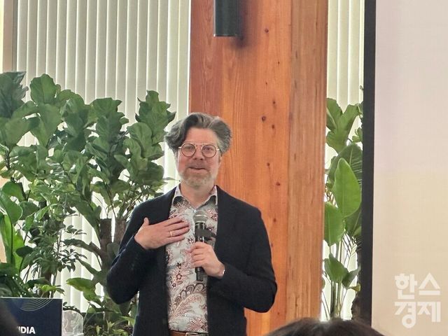 브라이언 카탄자로 엔비디아 응용 딥러닝 연구 부문 부사장이 22일&nbsp;‘NVIDIA Nemotron Developer Days Seoul 2026’ 에서 발표하고 있다./고예인 기자