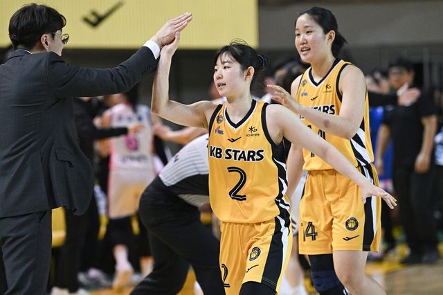 허예은(가운데)이 김완수 KB 감독과 하이파이브하고 있다. /WKBL 제공
