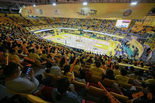 청주체육관이 노란 티셔츠를 입은 팬들로 채워져 있다. /WKBL 제공