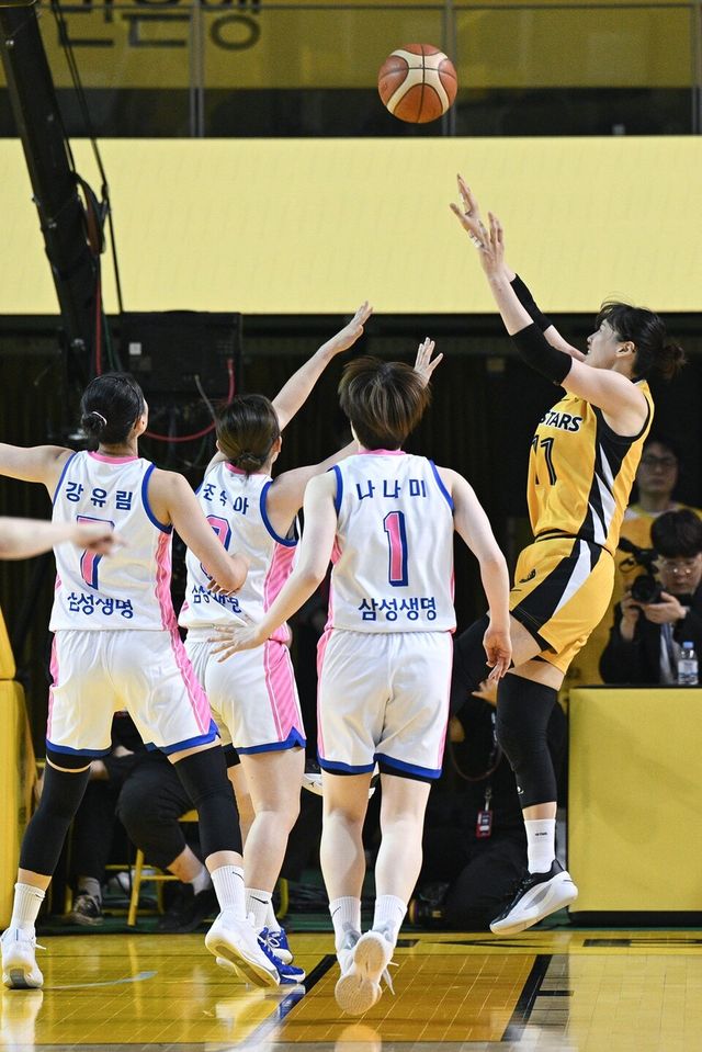 강이슬(오른쪽)이 삼성생명 수비를 앞에 두고 골밑에서 슛하고 있다. /WKBL 제공