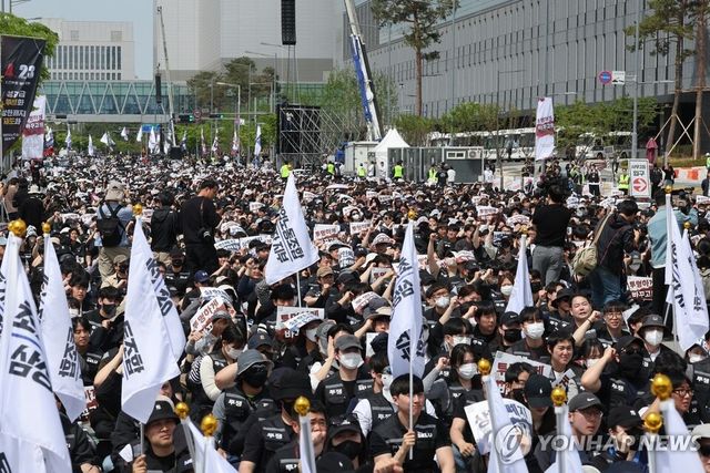 삼성전자 노조 투쟁 결의대회, 구호 외치는 조합원들./연합