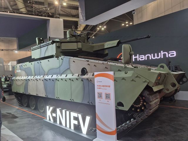 지난해 10월 일산 킨텍스에서 열린 서울 국제 항공우주 및 방위산업 전시회 2025(ADEX 2025) 실내 전시장에 한화에어로스페이스가 호주 수출용 레드백에 기초해 개발한 차세대 보병전투차량 K-NIFV 실물이 전시돼 있다./임준혁 기자