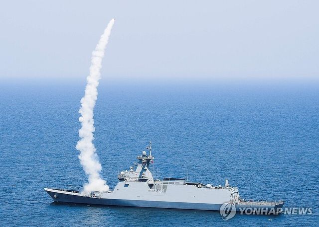 지난 10일 동해 해상에서 실시한 합동 전투탄 실사격 훈련에서 춘천함(FFG-II)이 적 항공기 및 유도탄을 모사한 대공무인표적기에 해궁 대함유도탄방어유도탄을 발사하고 있다. /연합뉴스