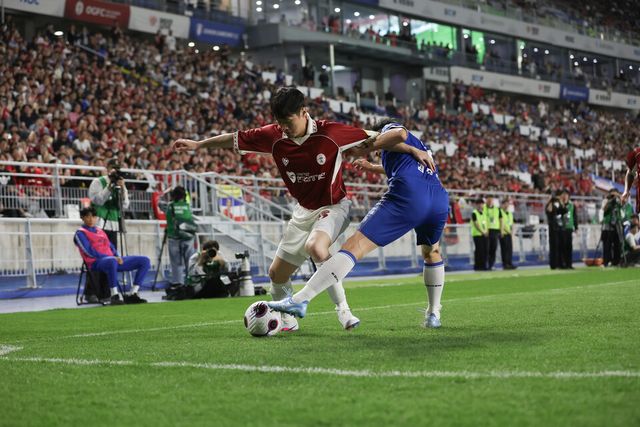 OGFC 소속으로 나선 박지성이 수원 삼성 레전드의 김진우를 제치고 있다. /슛포러브 제공