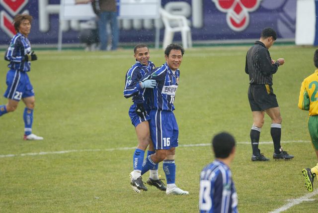 김현석 감독이 울산 현역 시절 외국인 동료 마르코스와 함께 호흡을 맞추며 미소 짓고 있다. 선수단 내 경계를 허무는 친화력은 당시부터 두드러졌다. /울산 HD 제공