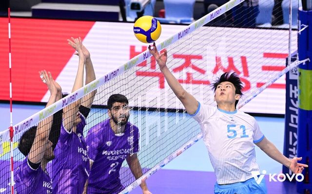 김관우(오른쪽)가 토스하고 있다. /한국배구연맹 제공