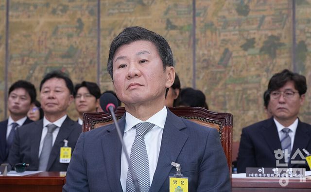 정몽규 축구협회장이 서울 여의도 국회에서 열린 문화체육관광위원회 전체회의에 출석해 의원 질의를 듣고 있다. /최대성 기자&nbsp;