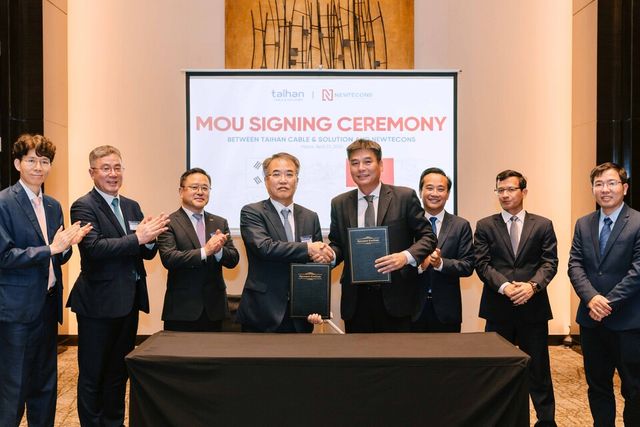 (왼쪽 네번째부터) 송종민 대한전선 부회장, 응우옌 콴 투이 뉴테콘 CEO./ 대한전선