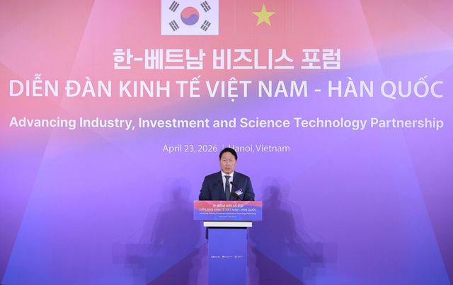 최태원&nbsp;SK회장 겸 대한상공회의소 회장이&nbsp;23일 베트남 하노이에서 열린 한-베트남 비즈니스 포럼에서 환영사를 하고 있다./대한상공회의소&nbsp;