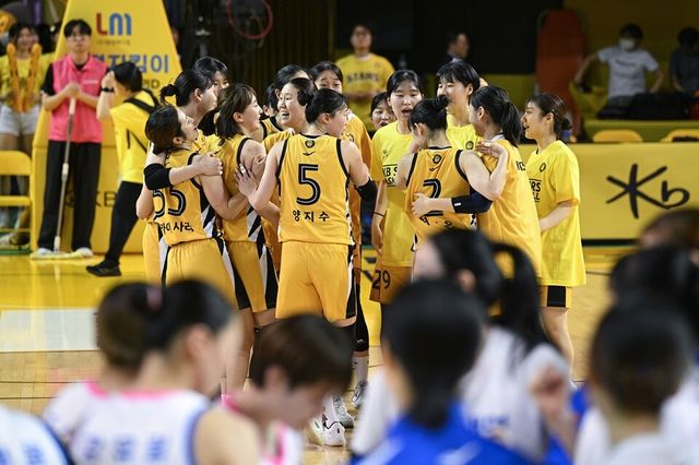 KB 선수단이 챔프 2차전 승리 후 기뻐하고 있다. /WKBL 제공