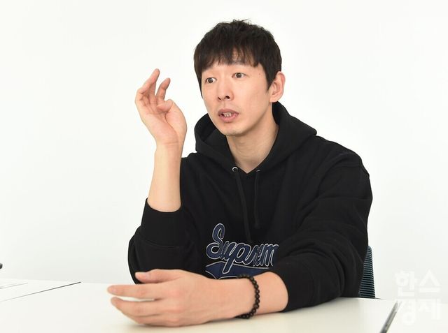 프로배구 V리그 남자부 '40대 MVP' 한선수 세터가 21일 오전 경기도 용인시 신갈연수원 클럽하우스에서 본지와 인터뷰에 응하고 있다. /이호형 기자