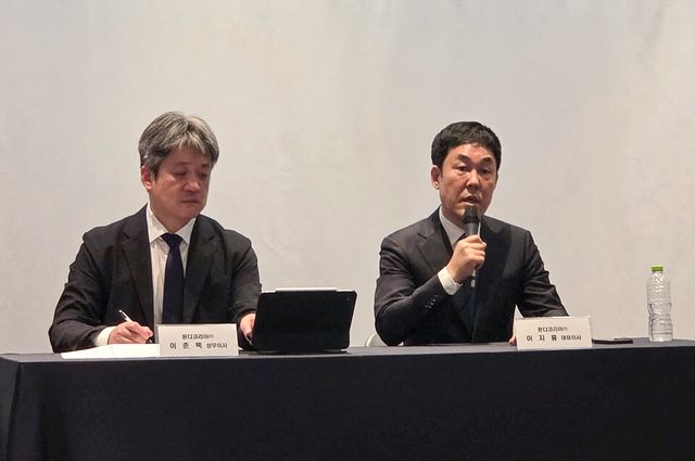 일본 완성차 브랜드 혼다의 국내 판매 법인인 혼다코리아 이지홍 대표(오른쪽)가 지난 23일 서울 강남구 코엑스에서 올해 한국 시장에서의 자동차 판매 사업 종료 관련 기자회견을 하고 있다./연합뉴스